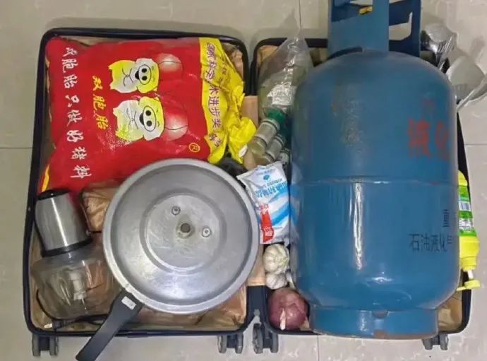 开学行李箱里带了什么？这是出行还是搬家